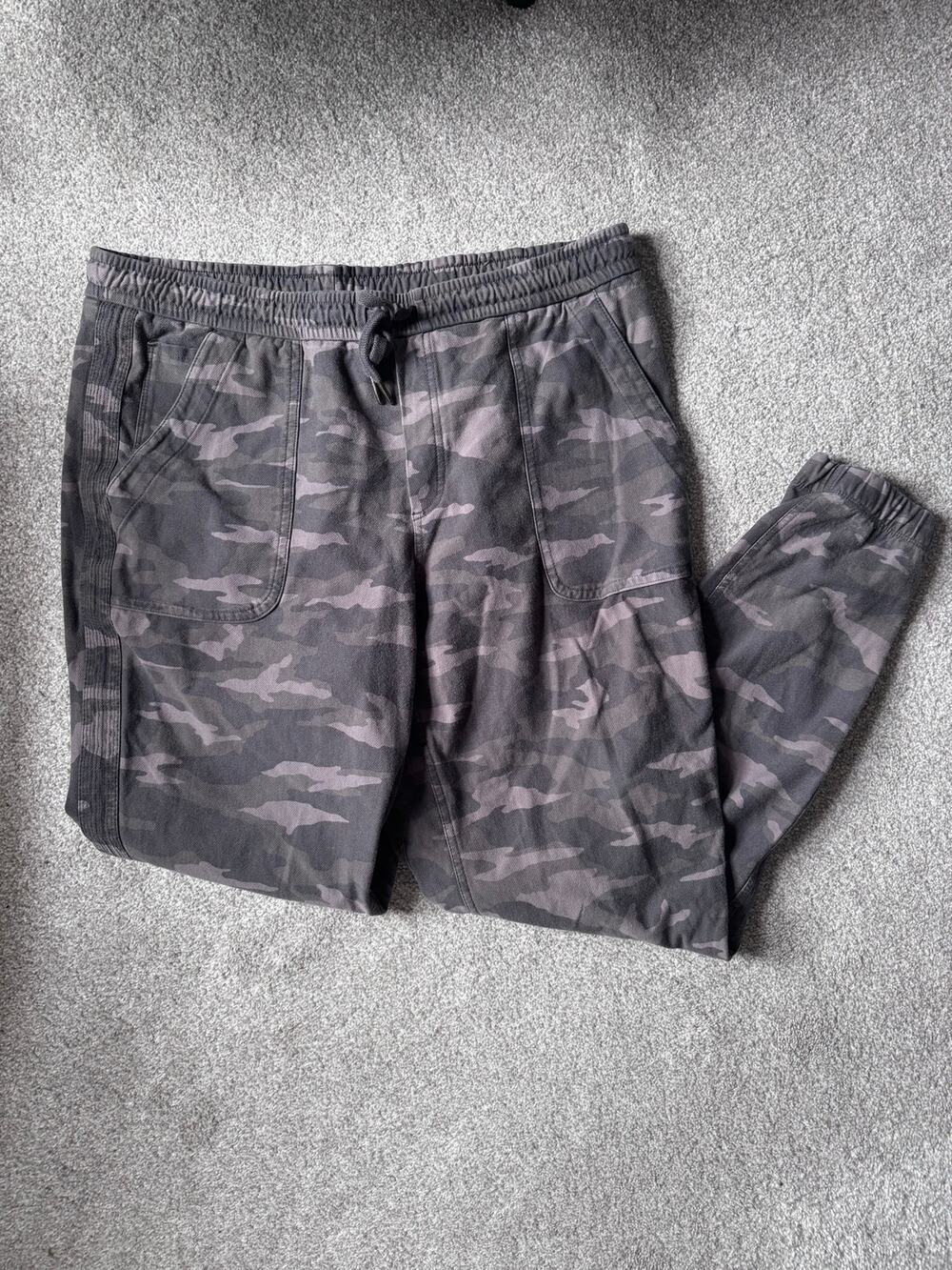 Athleta camo farallon joggers